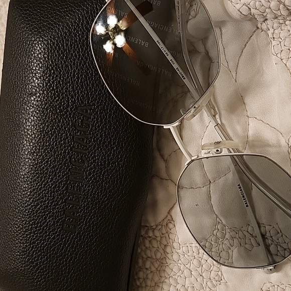 Balenciaga beautiful sunnies! Like new. - Picture 3 of 6